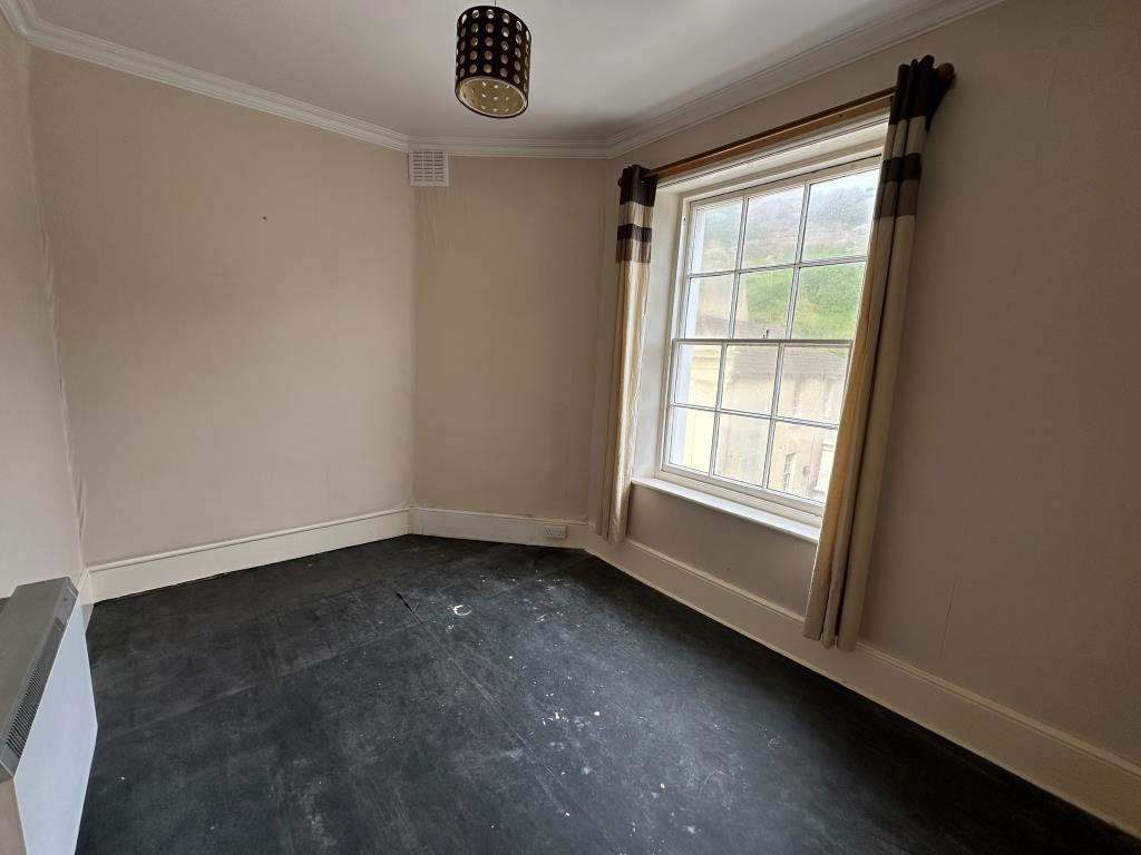 Lot: 131 - ONE-BEDROOM FLAT WITH SHORT LEASE - 